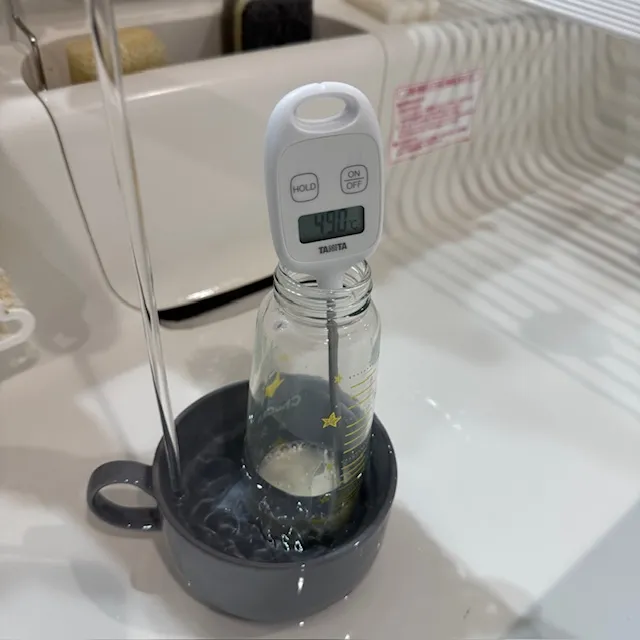 流水でミルクを冷ましている様子