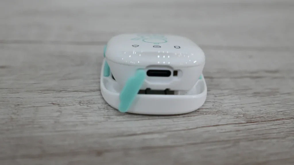 ベビーモニタープロは、スマホと同じUSB-Cでサッと充電するだけ。
