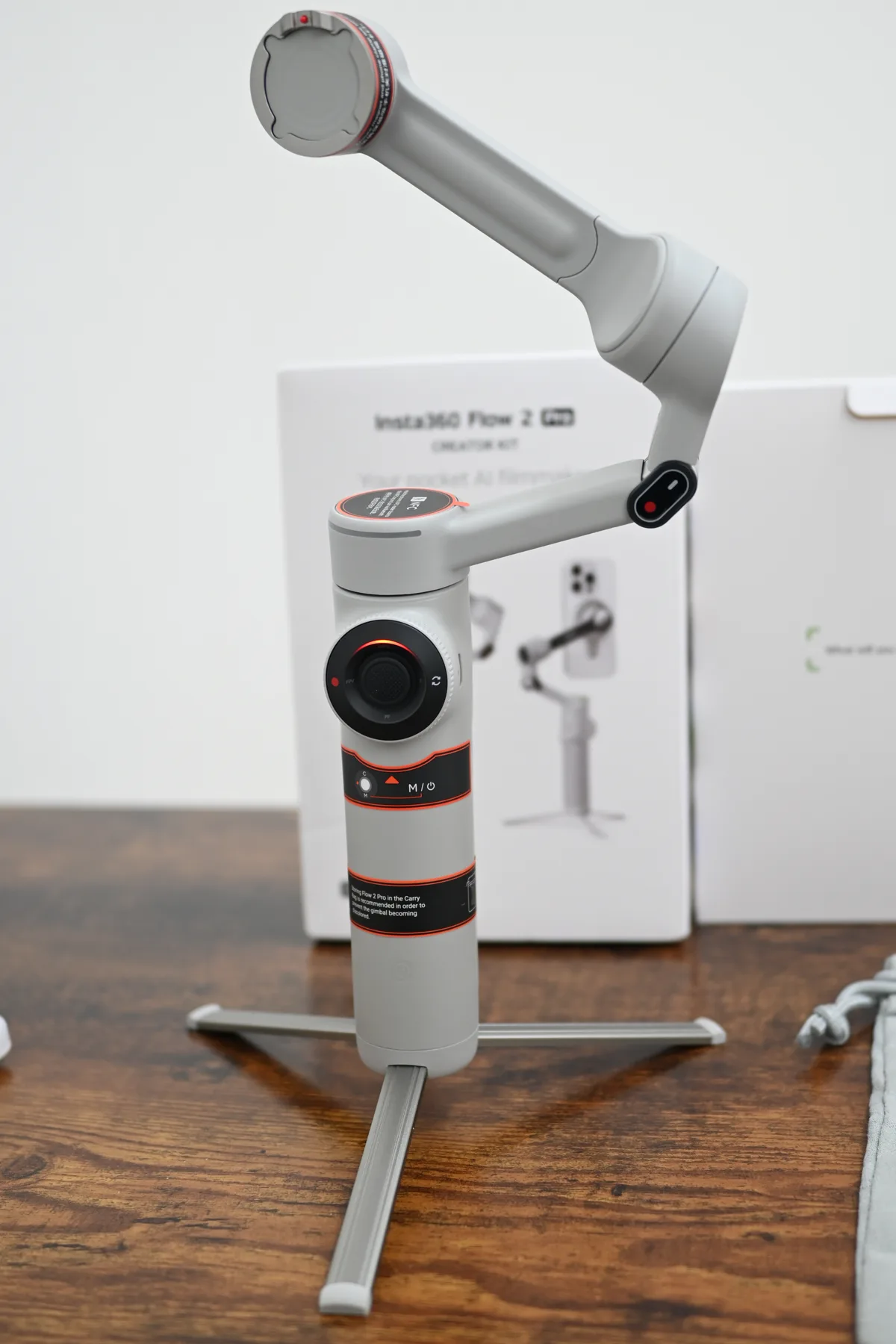 内蔵三脚を開いたInsta360 Flow 2 Pro本体の全体像