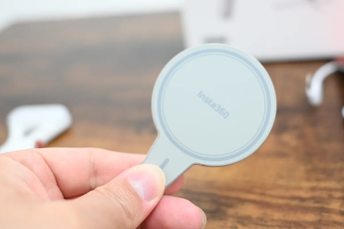 手に持ったInsta360 Flow 2 Proのスポットライト(補助ライト)正面