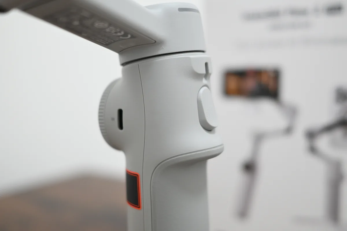 Insta360 Flow 2 Pro側面のUSB-C充電端子とトリガーボタン