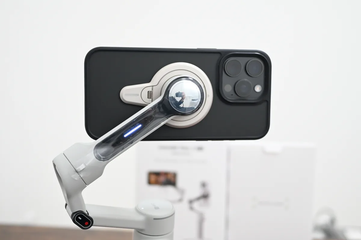 iPhone背面にマグネットで装着したInsta360 Flow 2 Proのマウント部