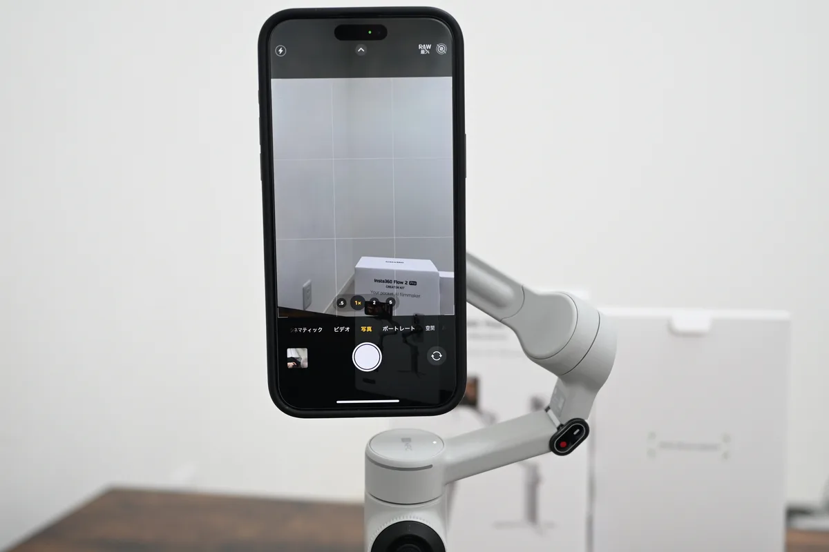 Insta360 Flow 2 ProにiPhoneを縦向きで載せて撮影する様子（画質はスマホ性能で決まる）