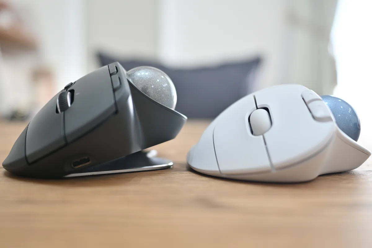 20度に傾けたMX ERGO SとM575SPの側面比較