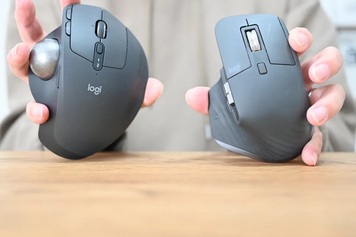 MX ERGO SとMX MASTER 3Sを両手に持って比べたところ