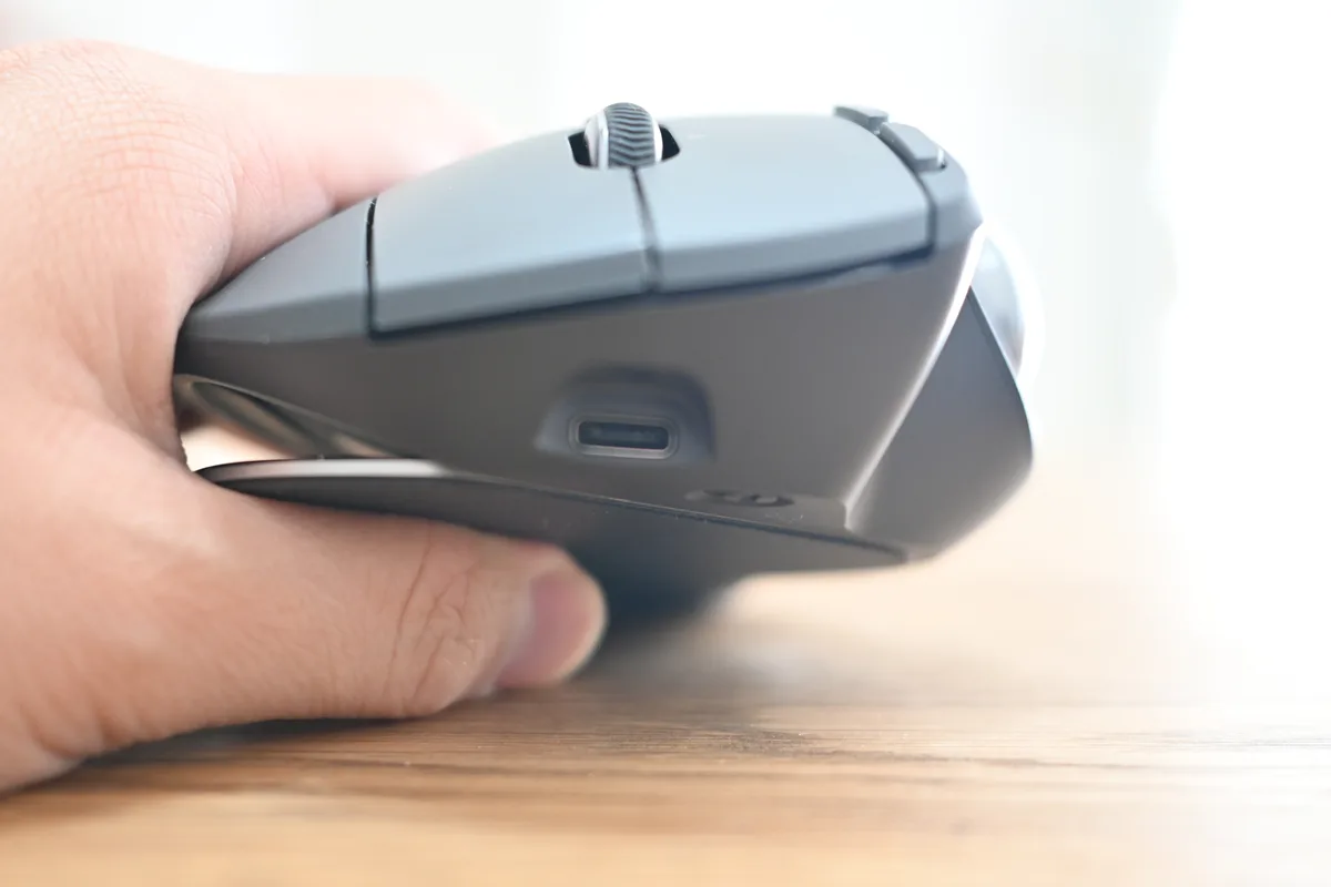 MX ERGO S側面のUSB-C充電ポート