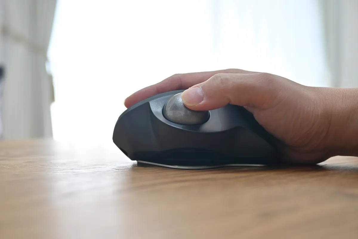 MX ERGO Sのトラックボールを親指で操作する様子