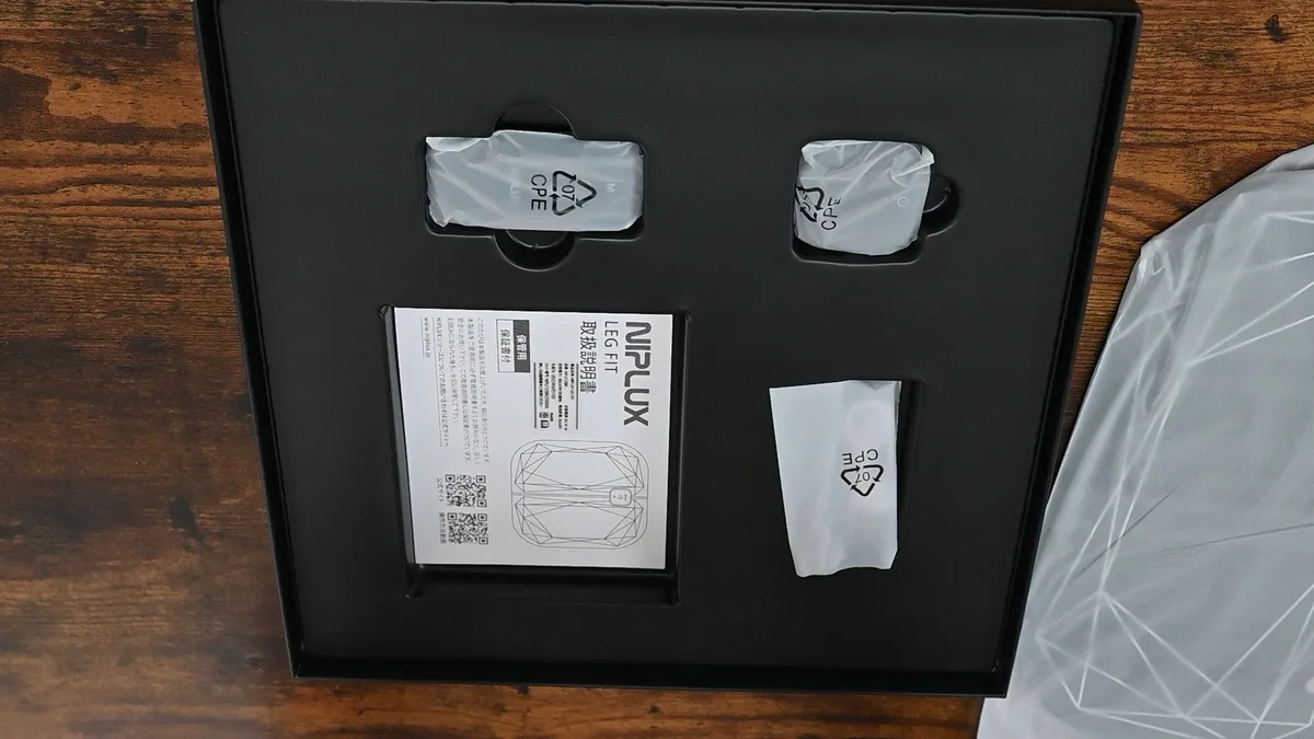 内箱に収まったNIPLUX LEG FITの付属品（取扱説明書とパーツ一式）