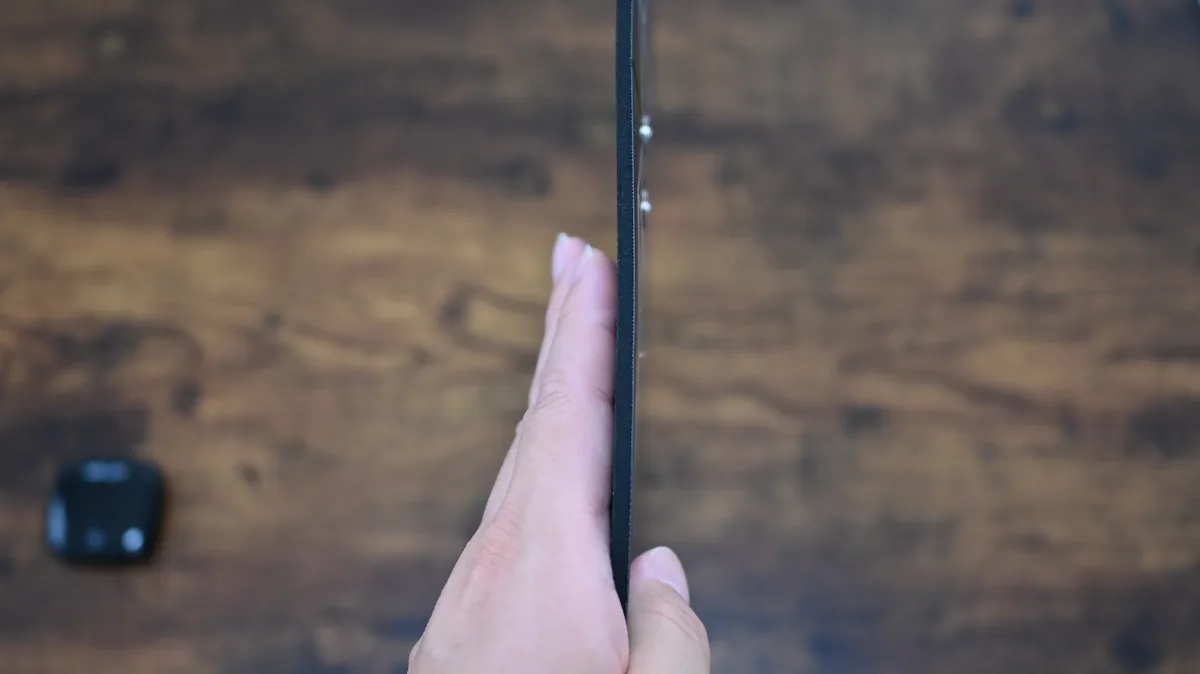 手に持って見せたNIPLUX LEG FITパッドの薄さ（数mmの薄型シート）