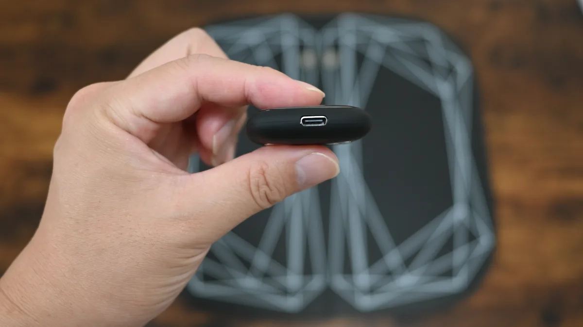 NIPLUX LEG FITコントローラー側面のUSB充電ポート