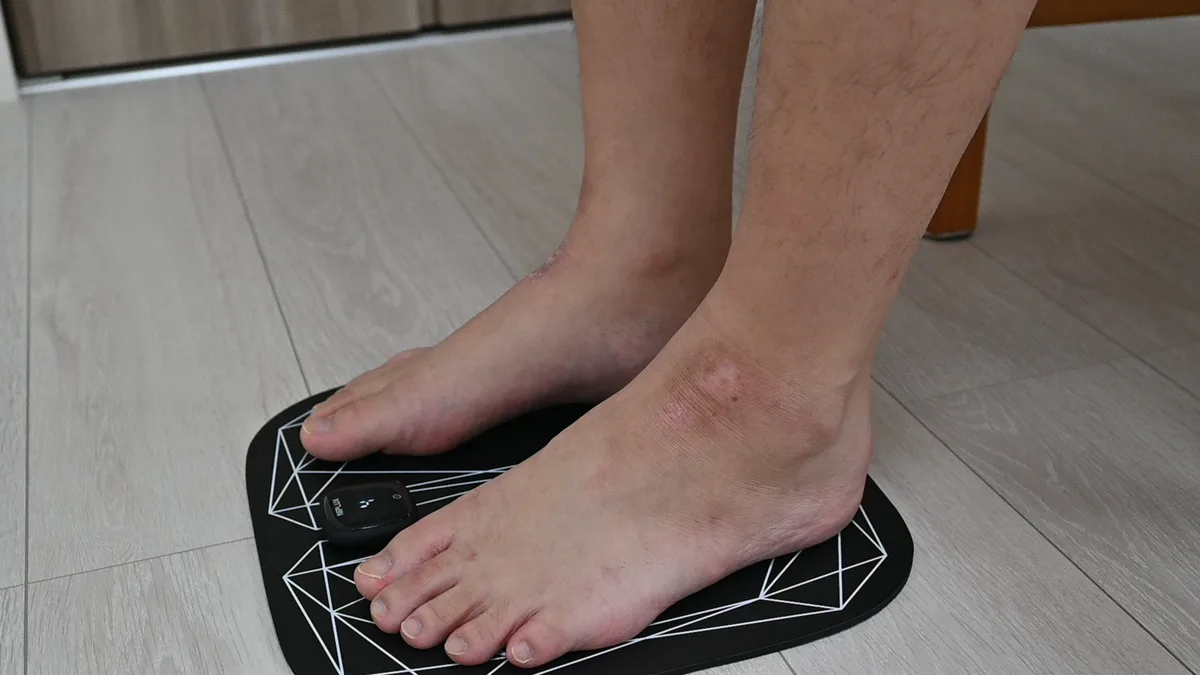 NIPLUX LEG FITに両足を乗せて使用しているところ