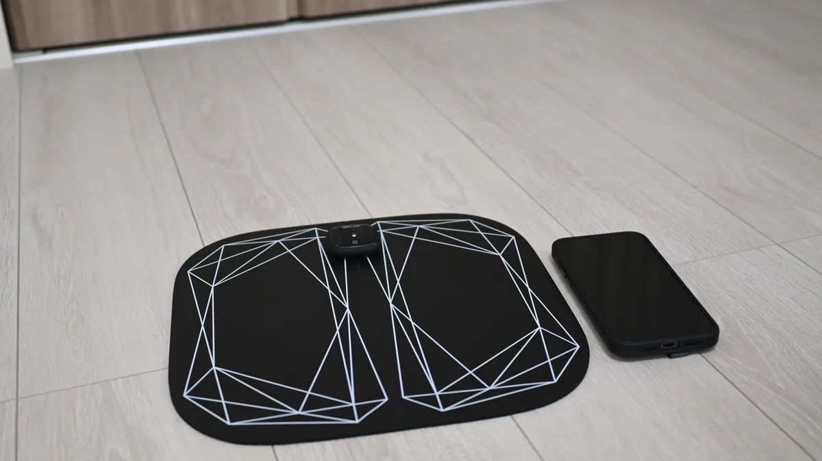 スマートフォンと並べたNIPLUX LEG FITのサイズ感（フローリング）