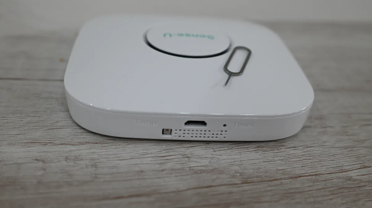 Sense-U Proベースステーション側面の端子部（Temp・microUSB・リセットボタン）