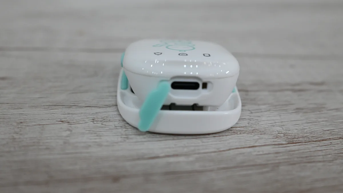 Sense-U Proセンサー本体のUSB-C充電端子とクリップ部