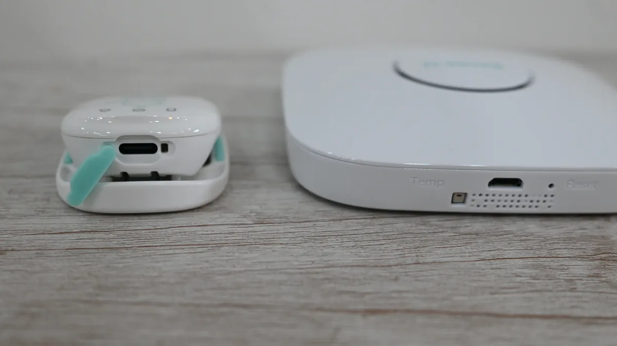 Sense-U Proのセンサーとベースステーションを並べたサイズ感