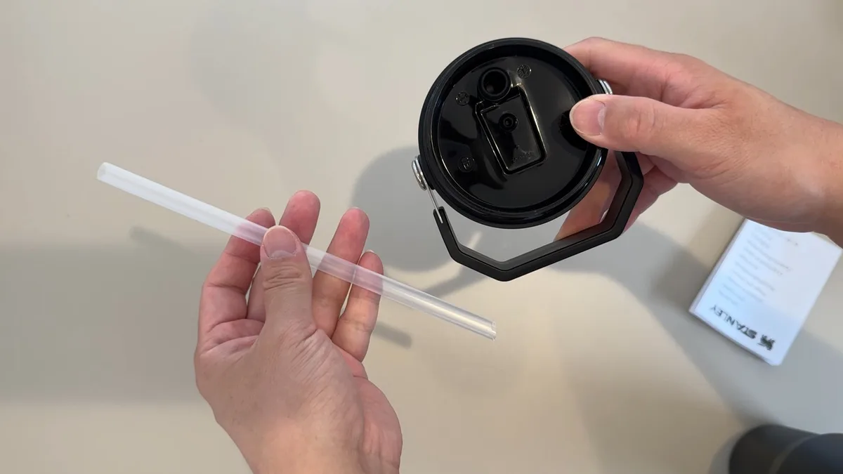 フタとストローを分解したスタンレー アイスフローのパーツ