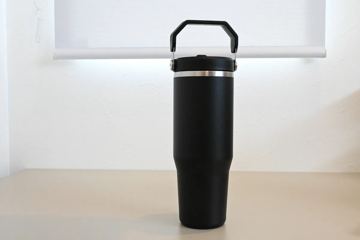 持ち手ハンドルを立てたスタンレー アイスフロー30oz