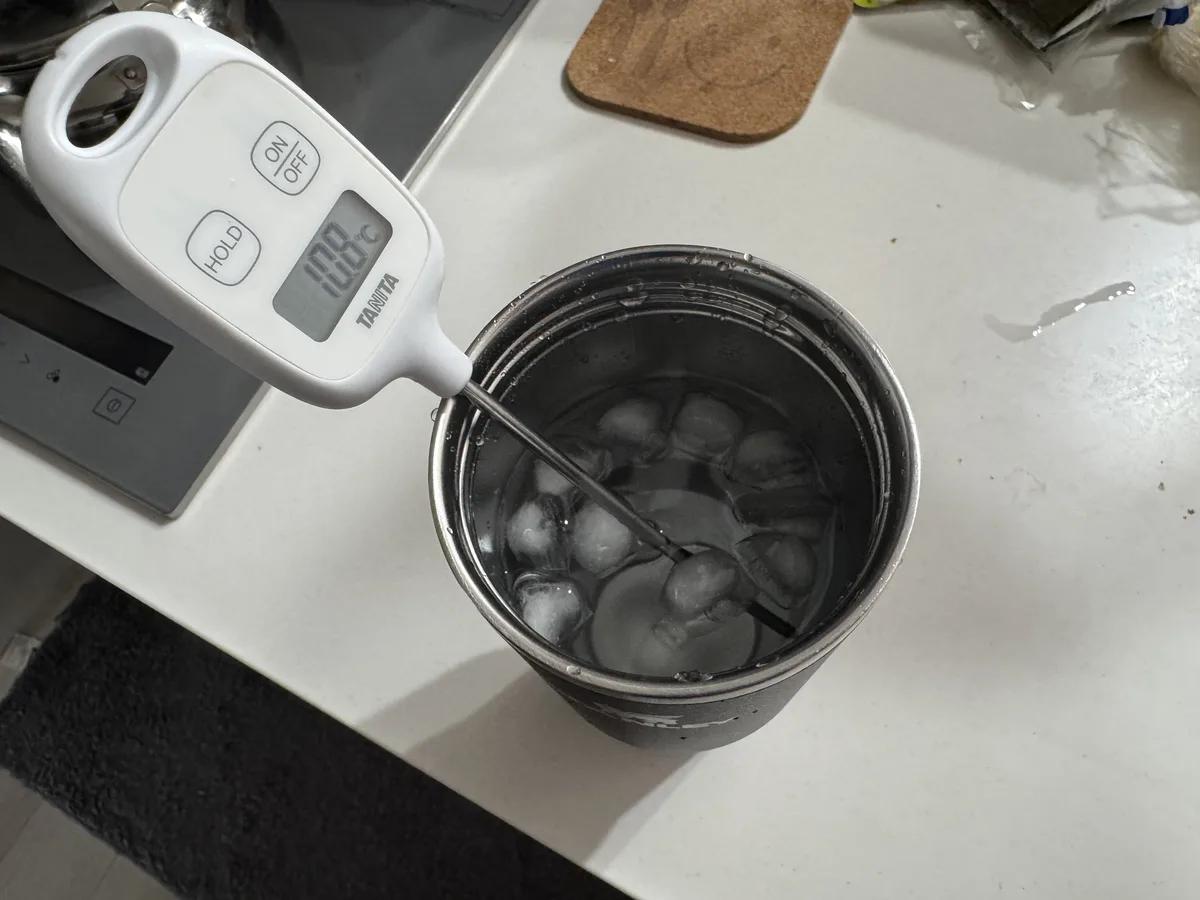 氷と水を入れた保冷検証スタート時のアイスフロー（温度計で計測）
