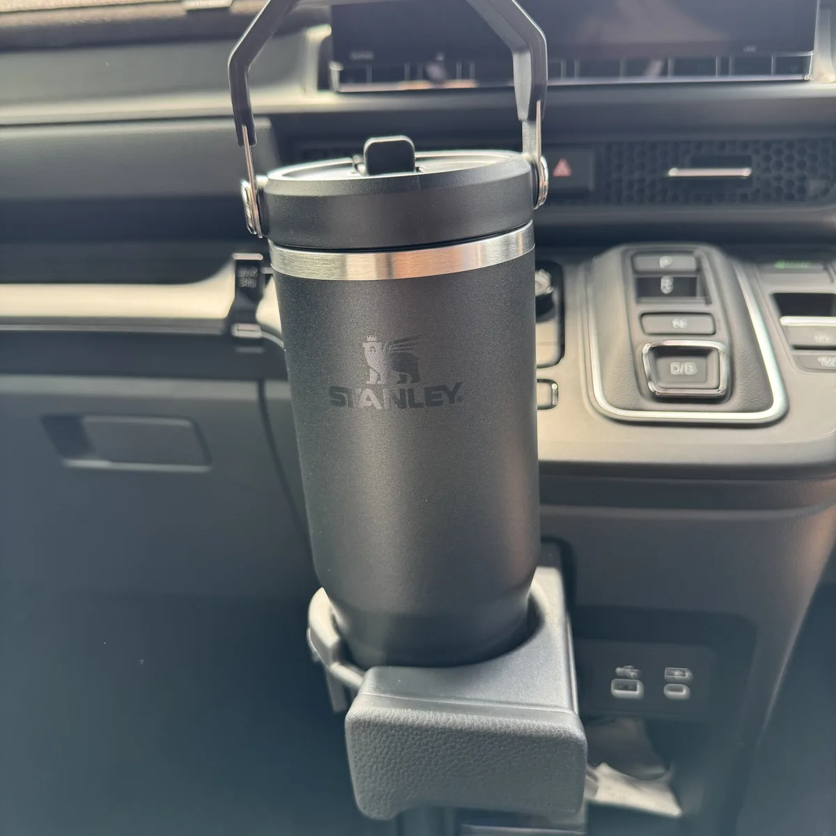 新型ステップワゴンのセンターコンソールにしっかり収まる30oz