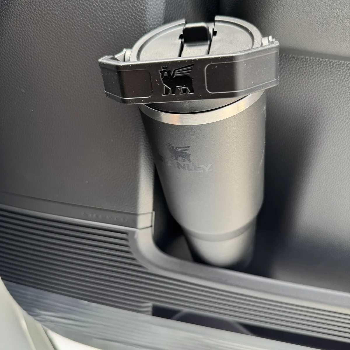 運転席ドアのドリンクホルダーには入らないアイスフロー30oz