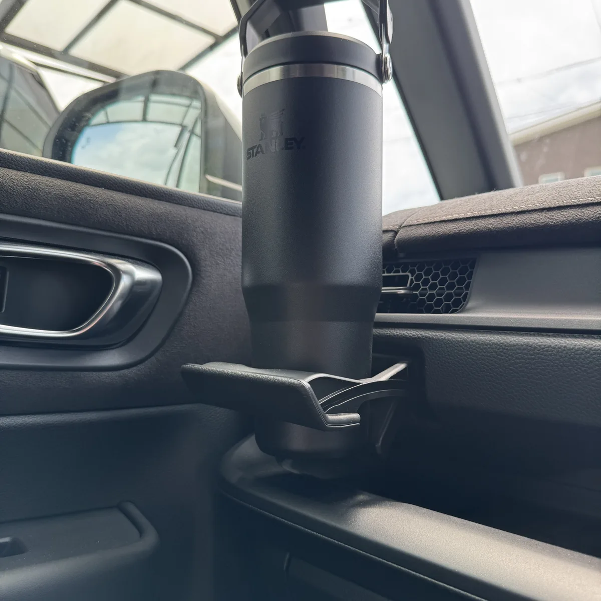 運転席・助手席のドリンクホルダーに入るが浮くアイスフロー30oz