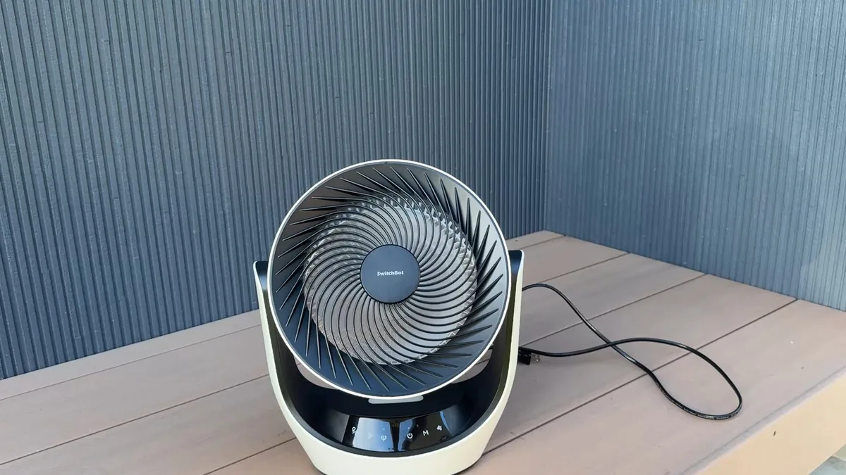 SwitchBotサーキュレーターの渦巻き状フロントグリルのアップ