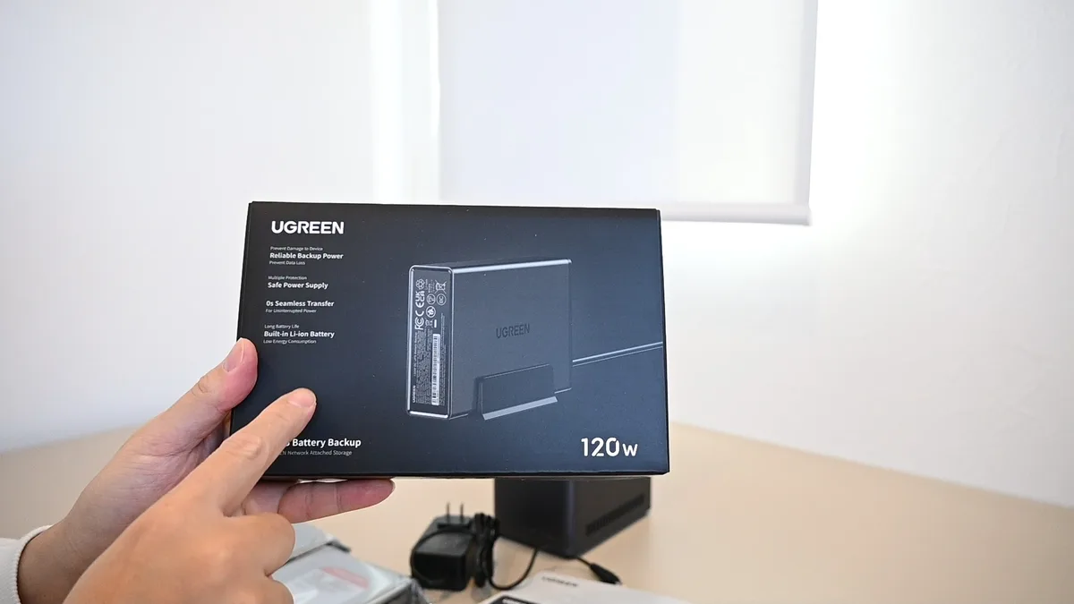 UGREEN NASync DH2300用バッテリーバックアップ電源(120W)のパッケージ