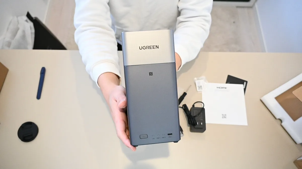 手に持ったUGREEN NASync DH2300本体の全体像