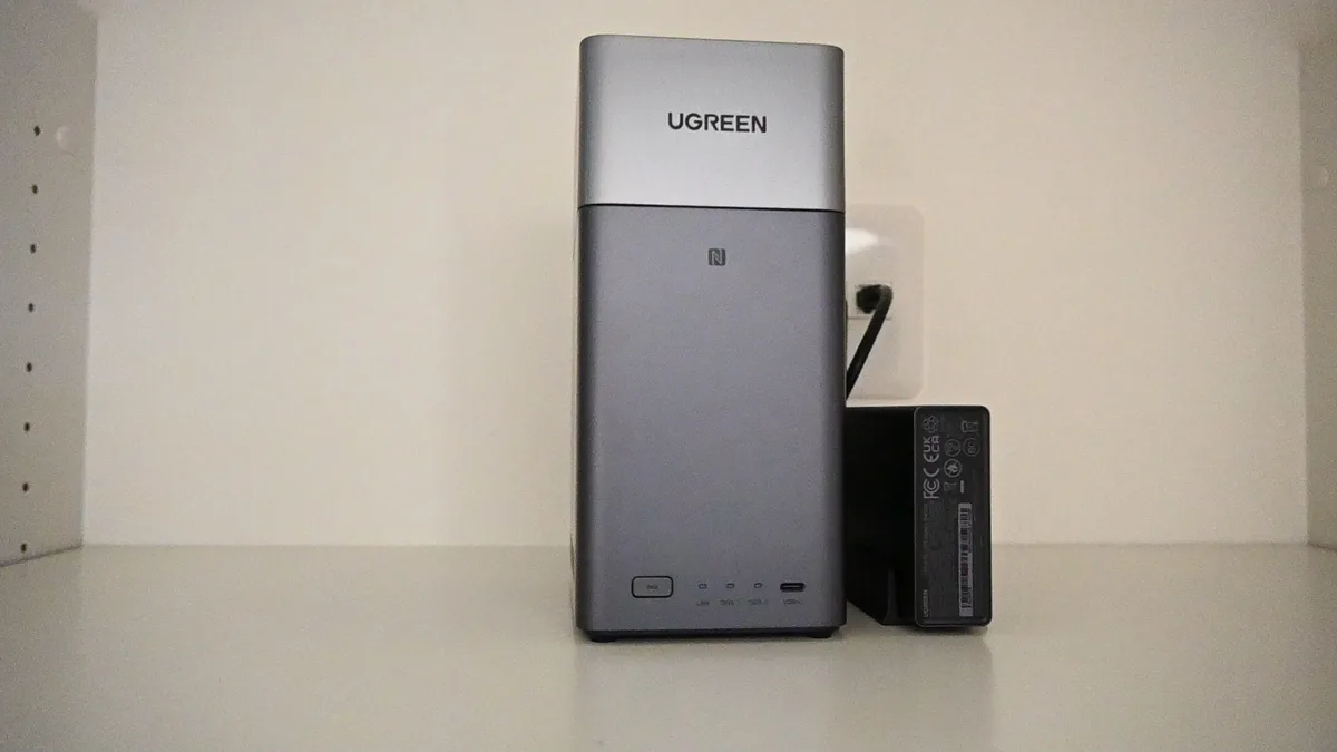 棚に設置したUGREEN NASync DH2300本体とACアダプター