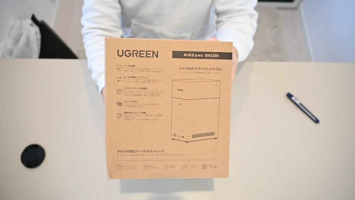 UGREEN NASync DH2300のパッケージ裏面、2ベイNASの仕様説明