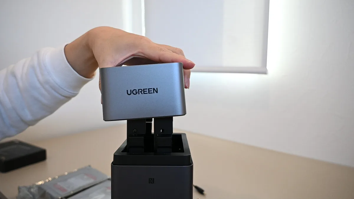 UGREEN NASync DH2300のトップカバーを取り外すところ