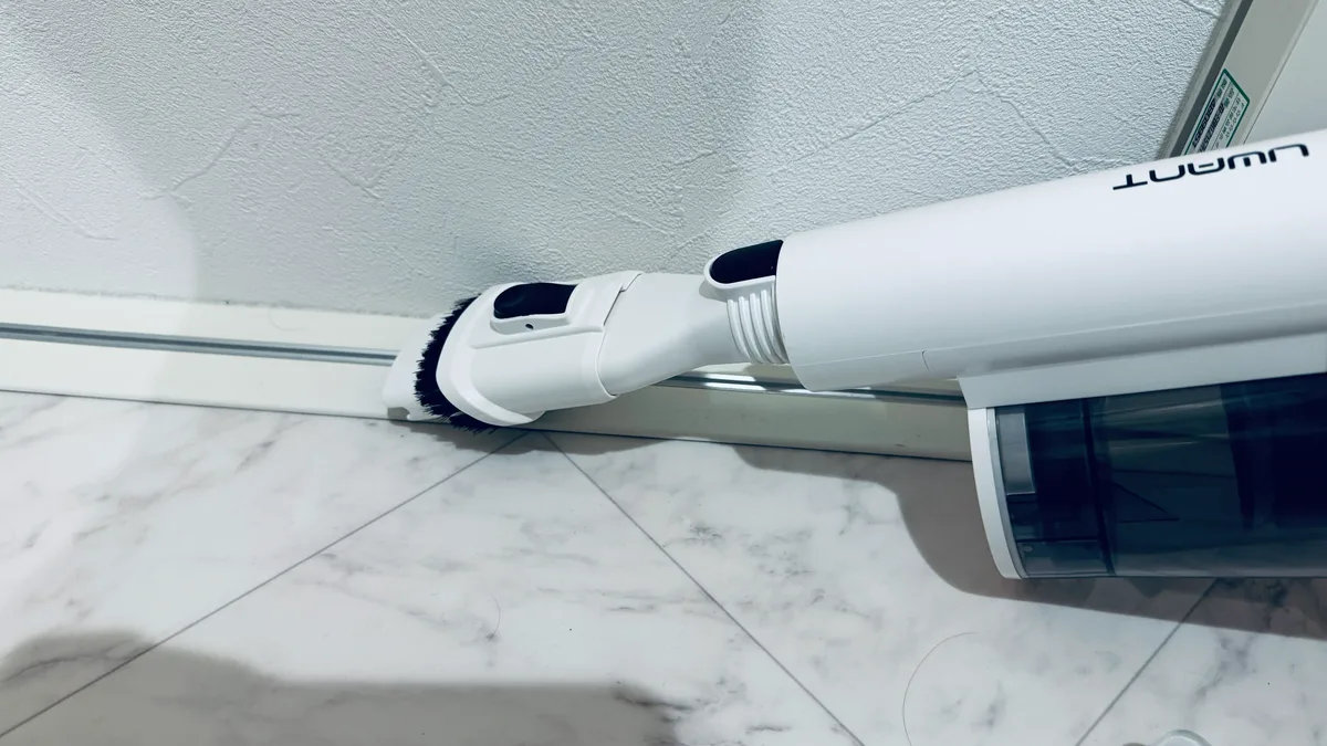 ブラシノズルでサッシのレールを掃除するUWANT V500