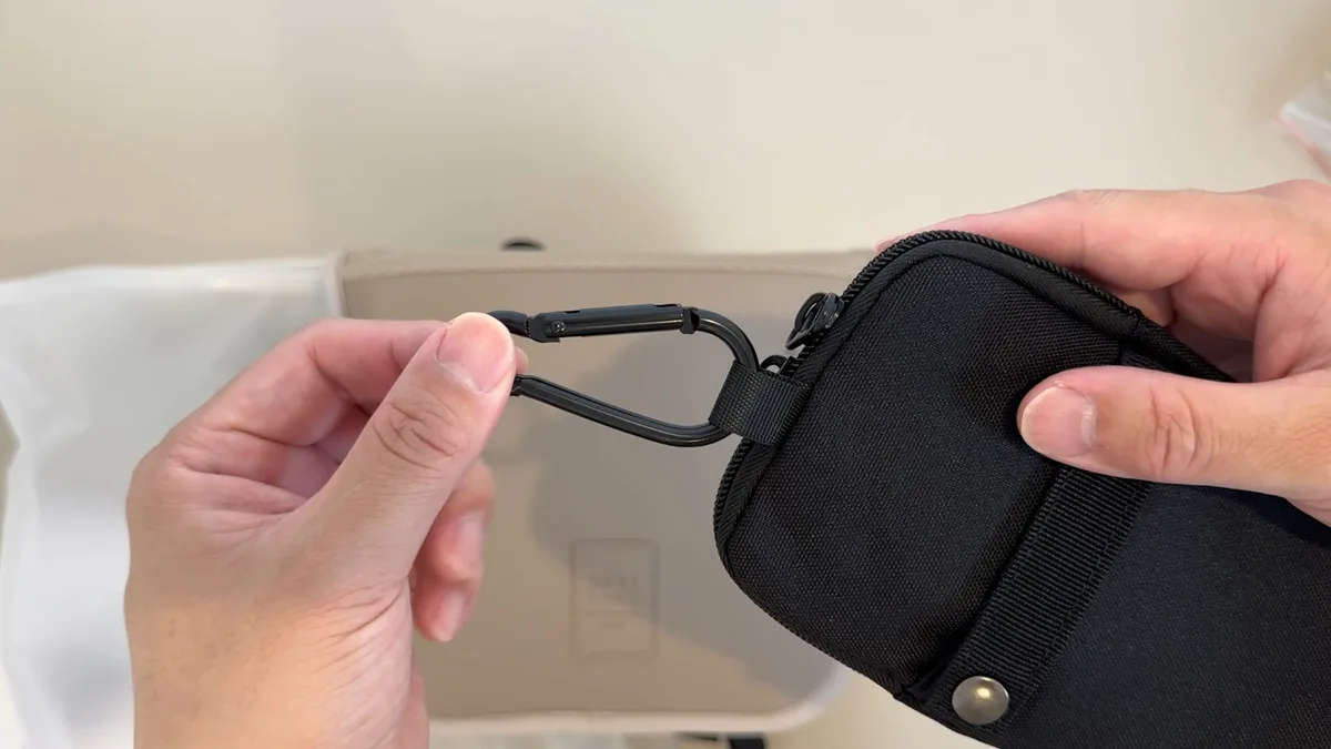 バッテリーポーチに付いたカラビナ金具