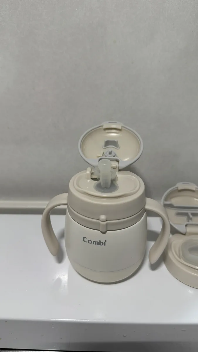 フタを開けてストロー飲み口を立てたコンビ ラクマグ ステンレス