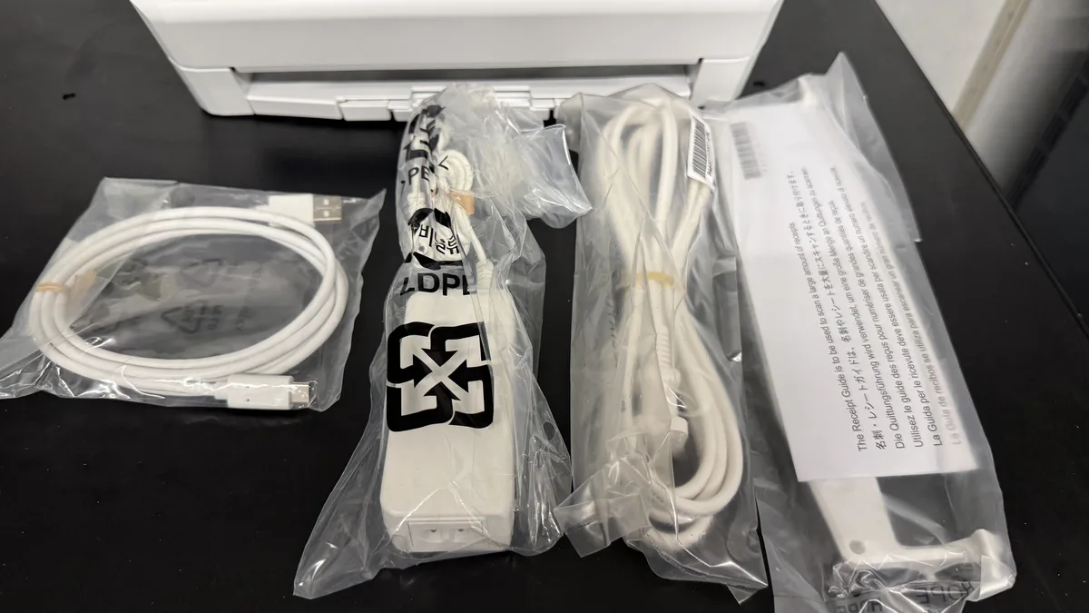ScanSnap iX2500の同梱物(USBケーブル・ACアダプター・電源ケーブル・レシートガイド)
