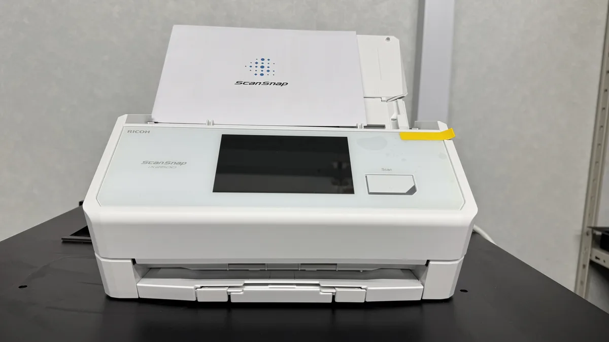 給紙トレイを開いたScanSnap iX2500の本体正面