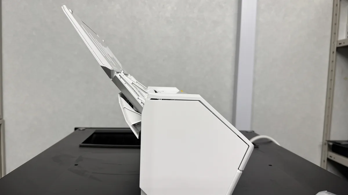 給紙トレイを展開したScanSnap iX2500の側面