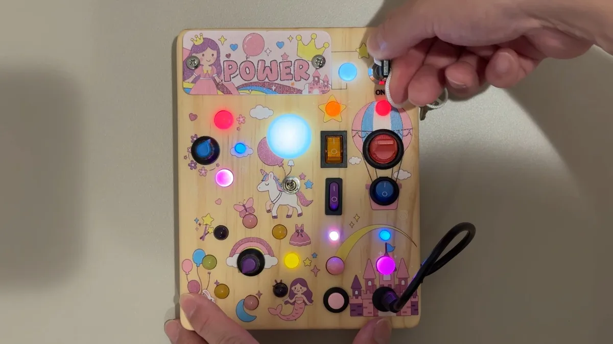 LEDが色とりどりに点灯したJoyrealビジーボードの使用シーン