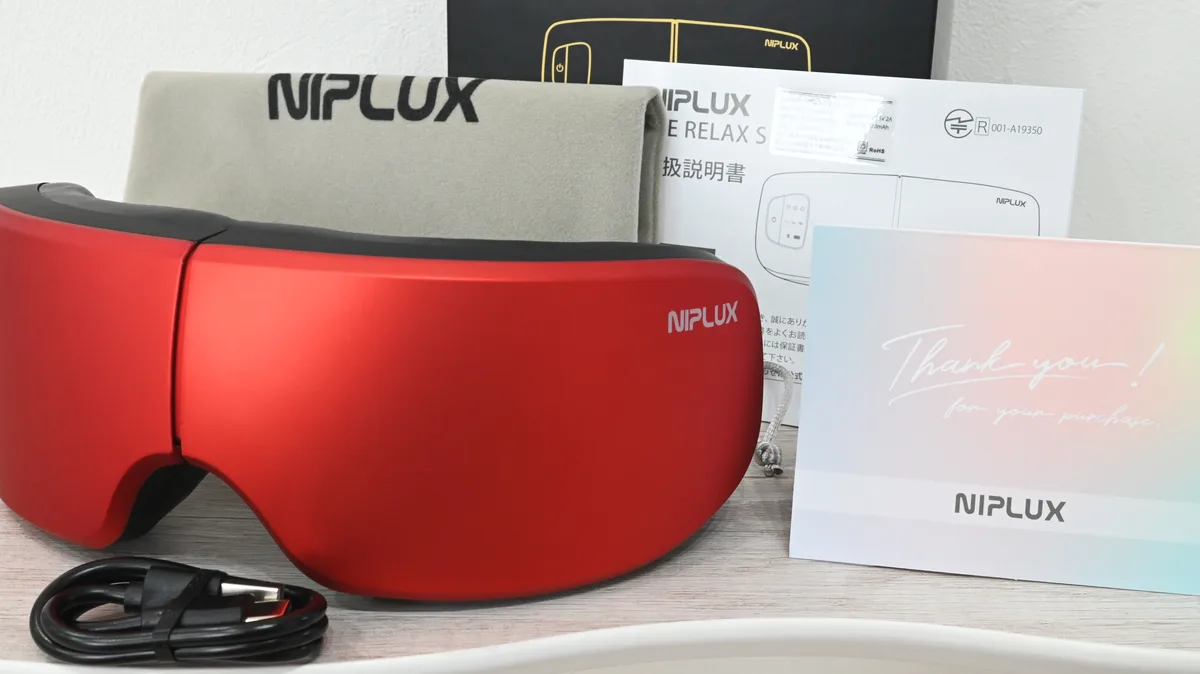 NIPLUX EYE RELAX Sの同梱物一覧(本体・USBケーブル・収納袋・取扱説明書・サンクスカード)