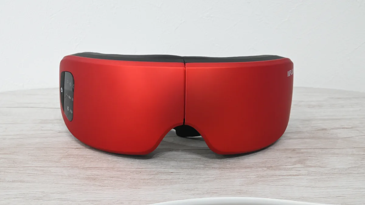 NIPLUX EYE RELAX S本体の正面(操作パネルが見える広げた状態)