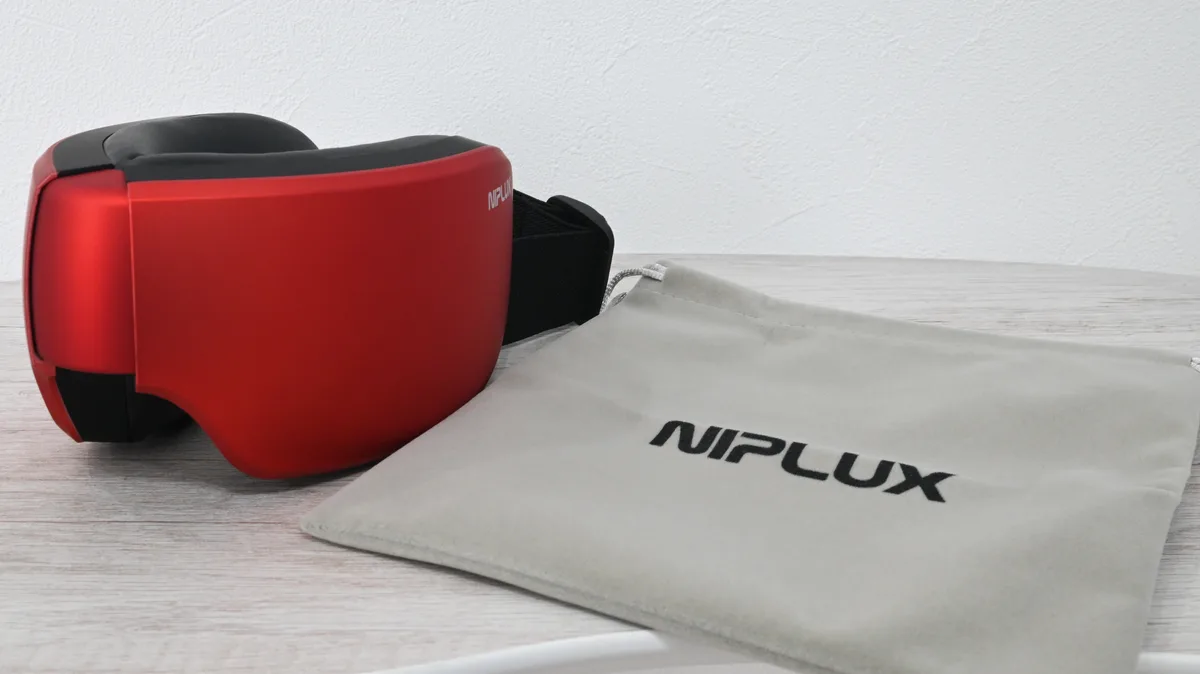 NIPLUX EYE RELAX S本体と付属の収納ポーチ