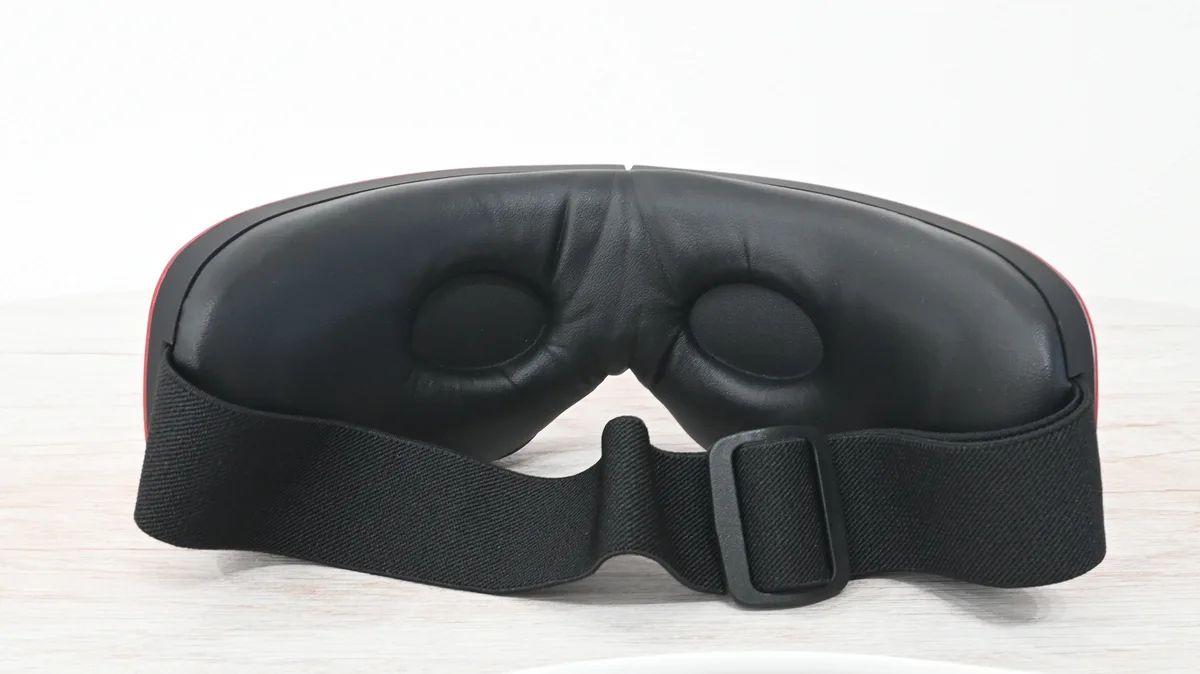 NIPLUX EYE RELAX S内側のクッションとアジャスター付きベルト