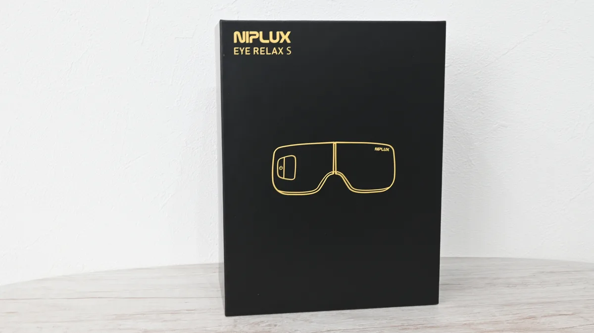 NIPLUX EYE RELAX Sのパッケージ正面(黒地にゴールドのロゴ)