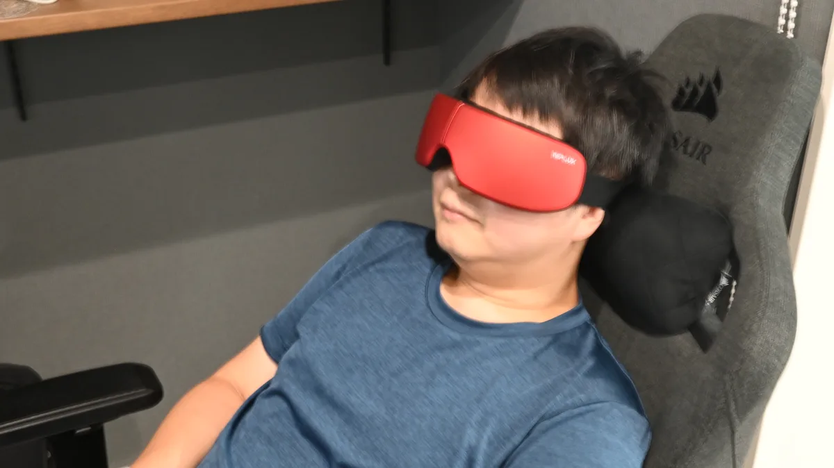 NIPLUX EYE RELAX Sをゲーミングチェアで装着しているところ