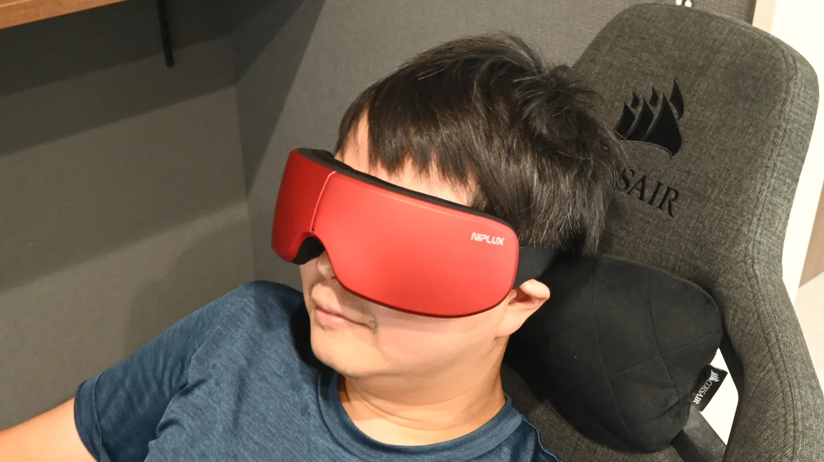 NIPLUX EYE RELAX Sを装着してリラックスしている様子