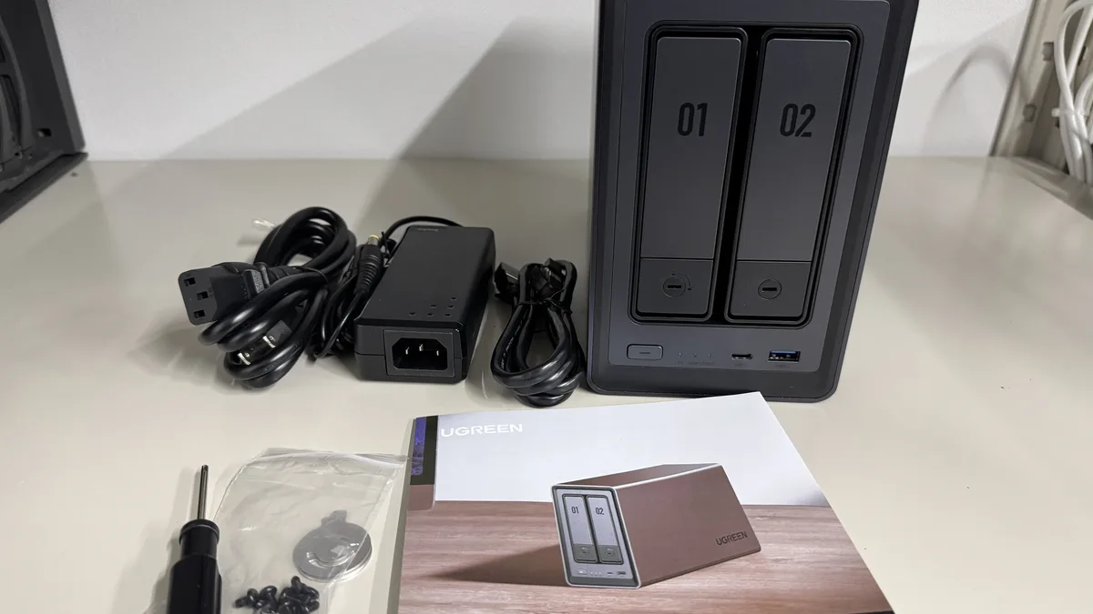 DXP2800の同梱物一覧（本体・ACアダプタ・LANケーブル・ドライバー・ネジ・説明書）