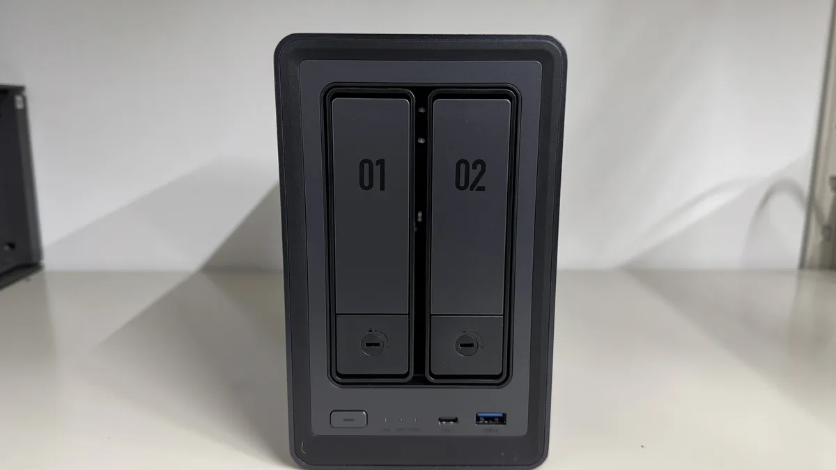 UGREEN NASync DXP2800の本体正面・HDDベイ2つとフロントポート