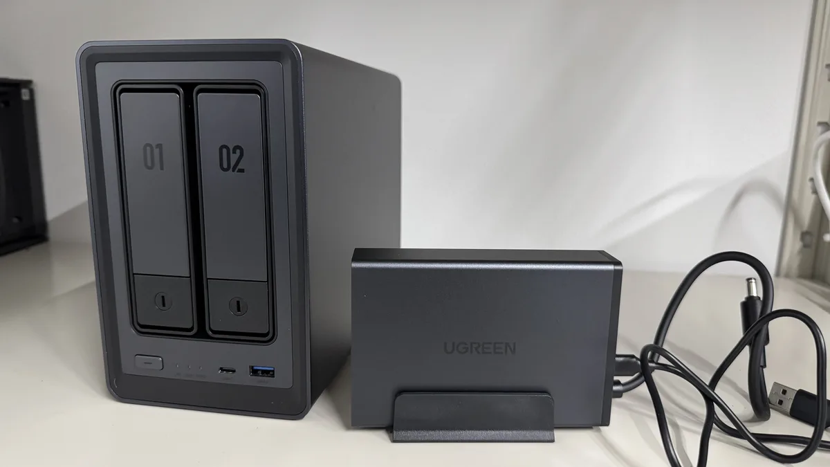 UGREEN NASync DXP2800とDH2300の大きさ比較