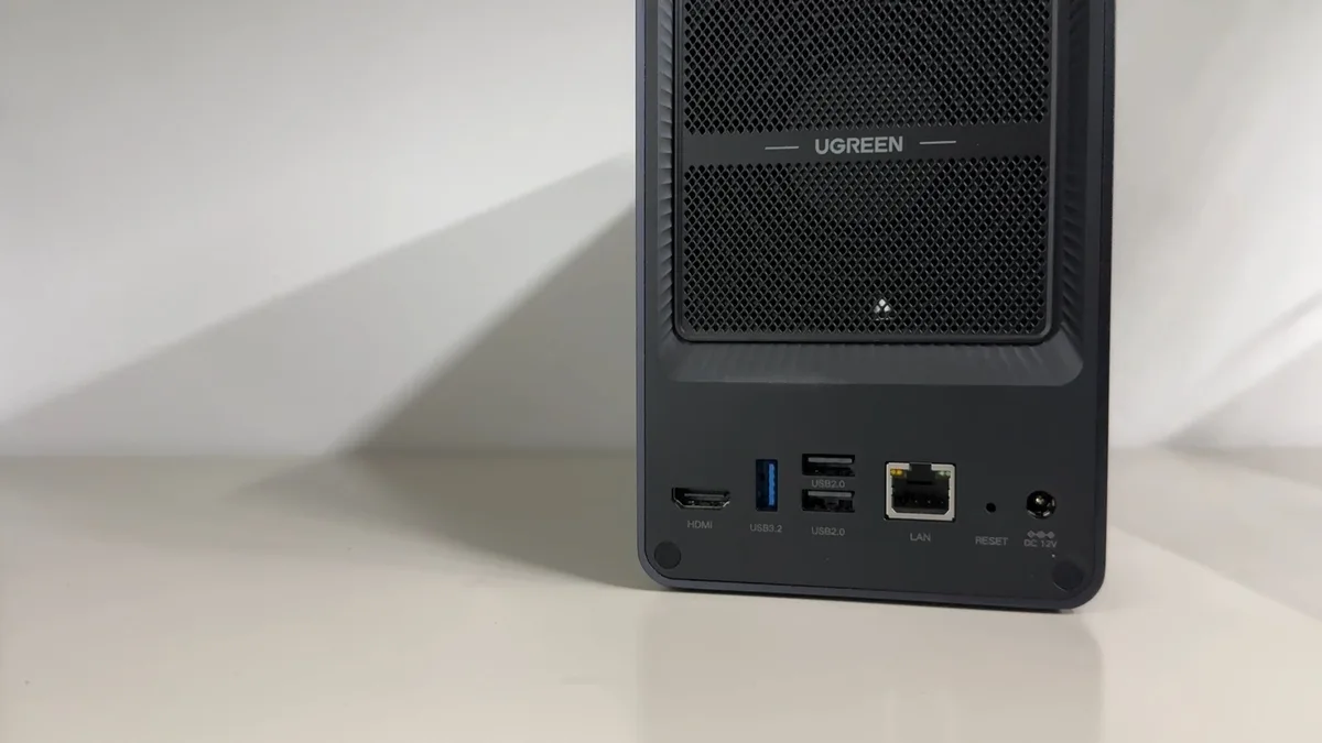 DXP2800の背面ポート（HDMI・USB3.2・USB2.0・LANポート）クローズアップ