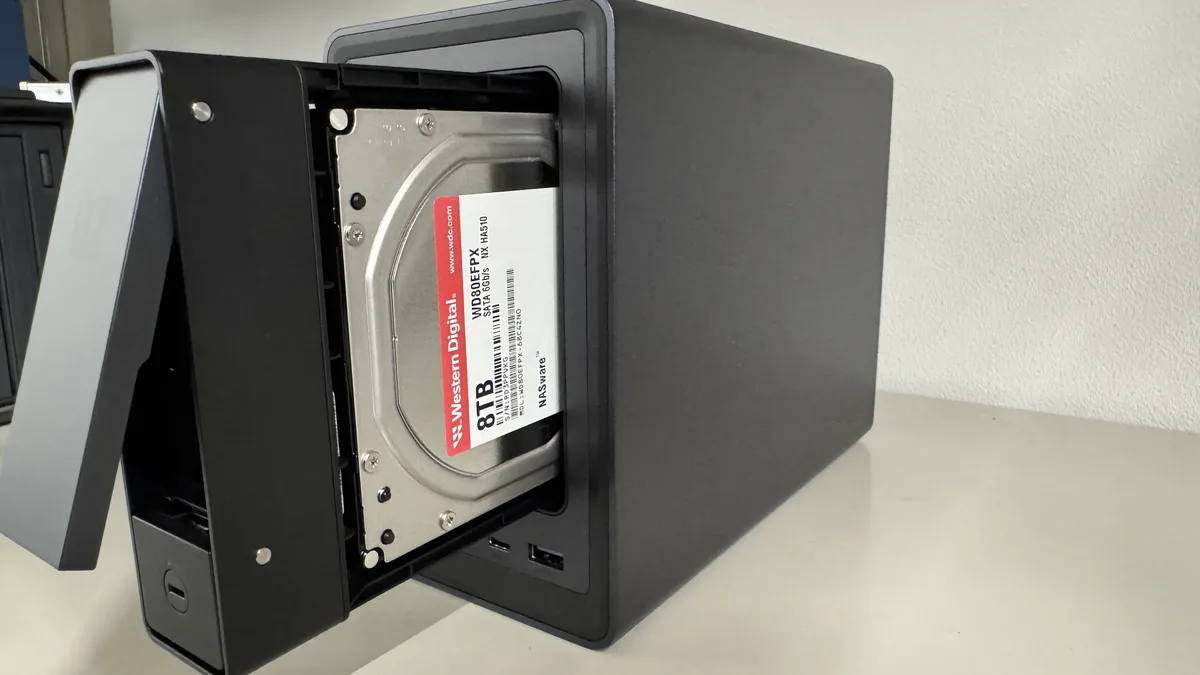 DXP2800のベイドアを開けてWD Red Plus 8TBを装着している側面